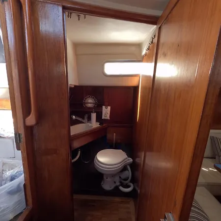 Refugio Flutuante Botel Lissabon